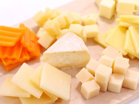 いろいろなチーズが並んでいる写真
