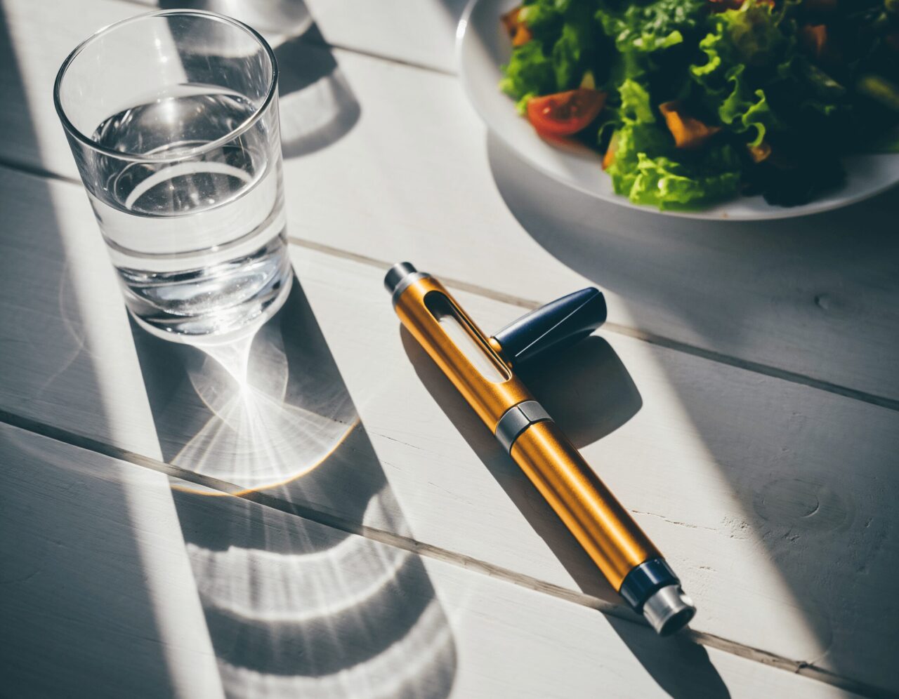 マンジャロの注射デバイスと健康的な食事のイメージ